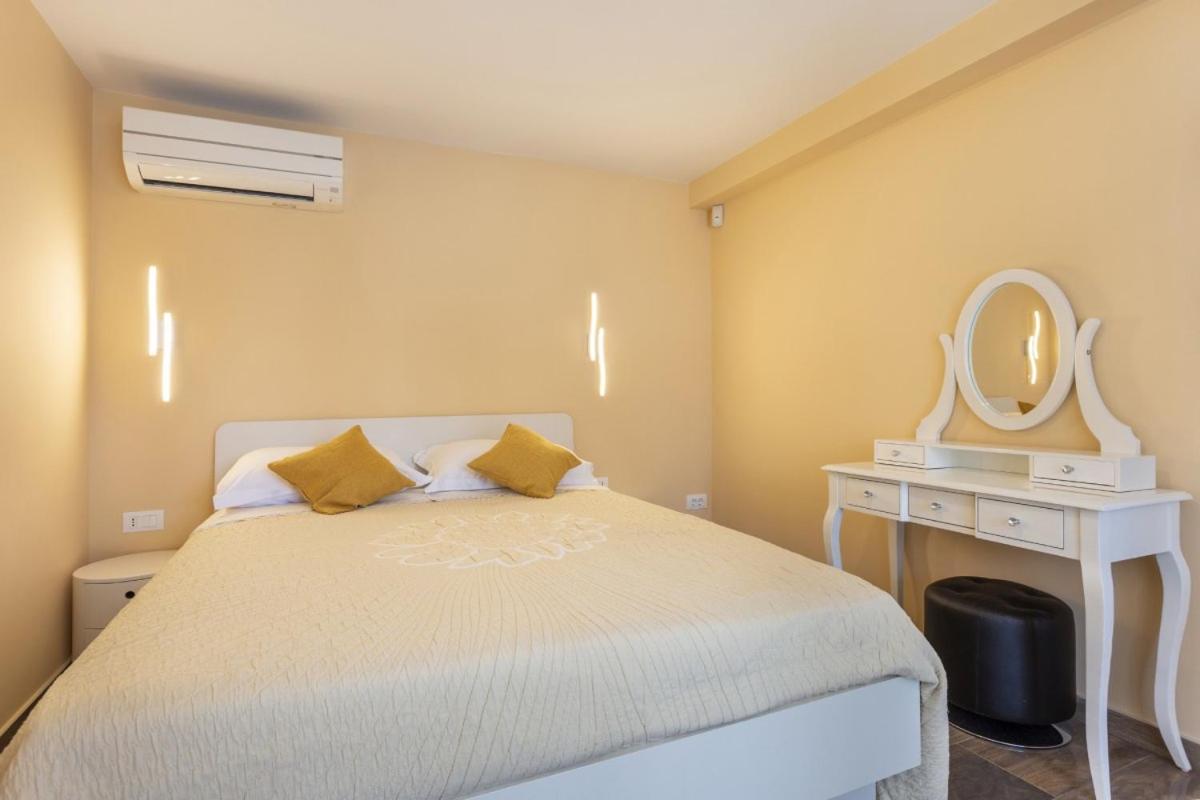 Villa Vita In Porec - Haus Fuer 6-8 Personen Kaštelir Eksteriør billede