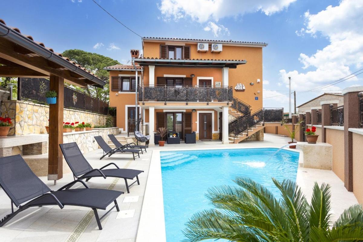 Villa Vita In Porec - Haus Fuer 6-8 Personen Kaštelir Eksteriør billede