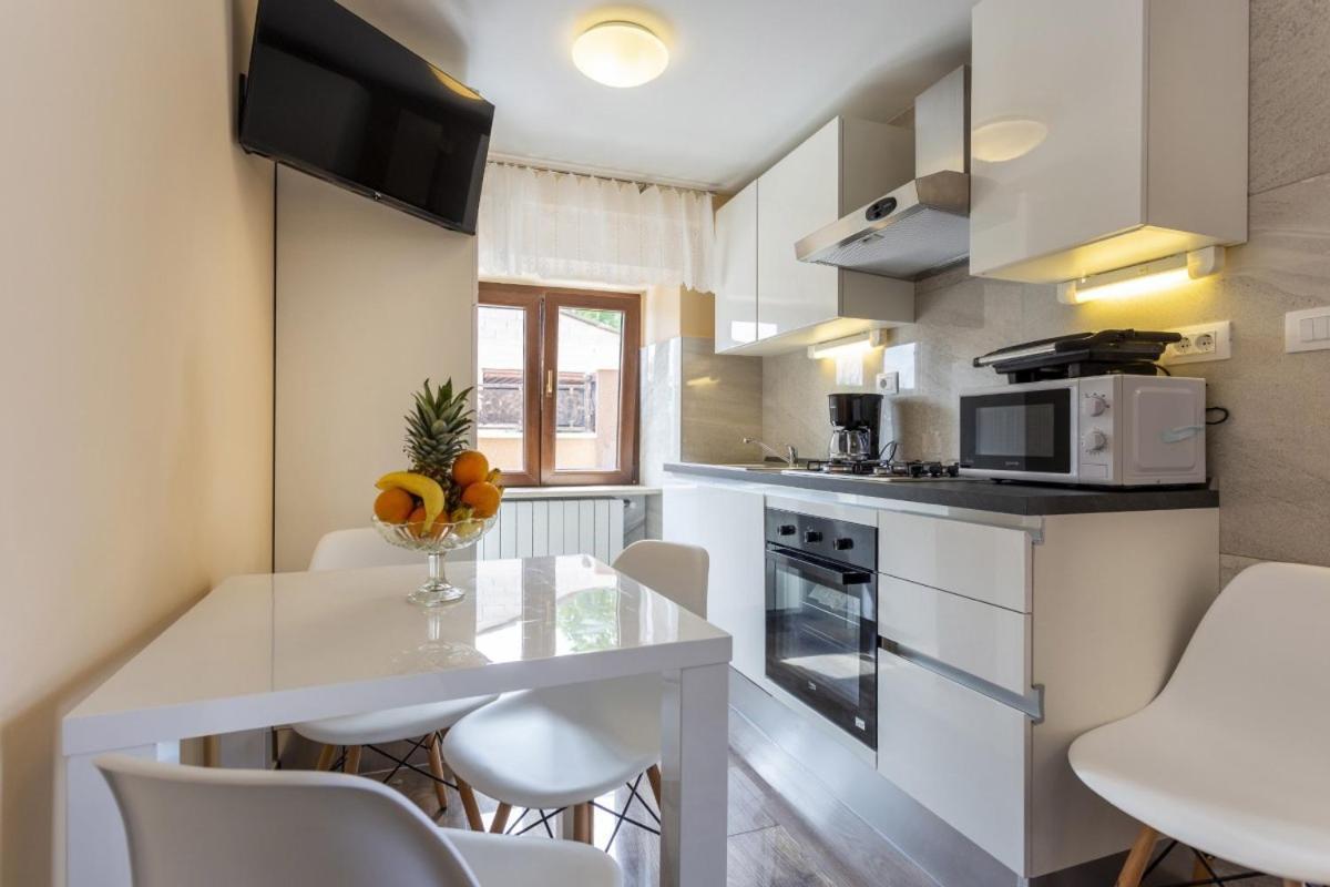 Villa Vita In Porec - Haus Fuer 6-8 Personen Kaštelir Eksteriør billede