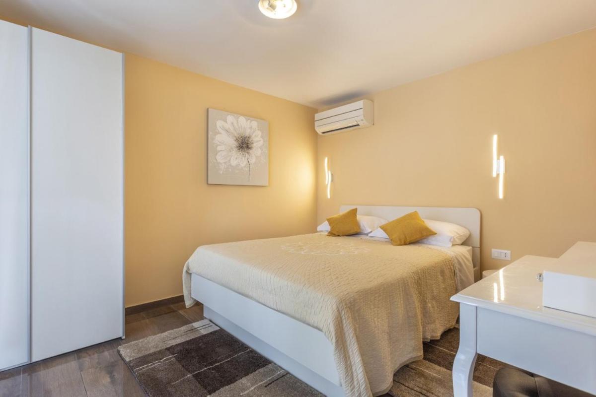 Villa Vita In Porec - Haus Fuer 6-8 Personen Kaštelir Eksteriør billede