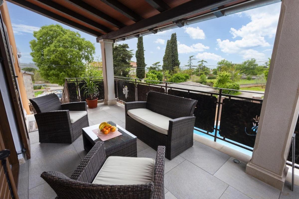 Villa Vita In Porec - Haus Fuer 6-8 Personen Kaštelir Eksteriør billede